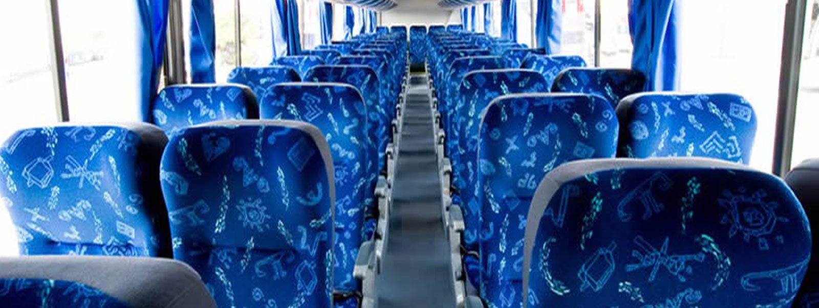 Variedade de tecidos e acessórios para reforma de ônibus e vans